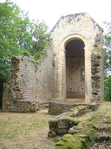 Vue d'ensemble de l'église ruinée, depuis l'ouest.