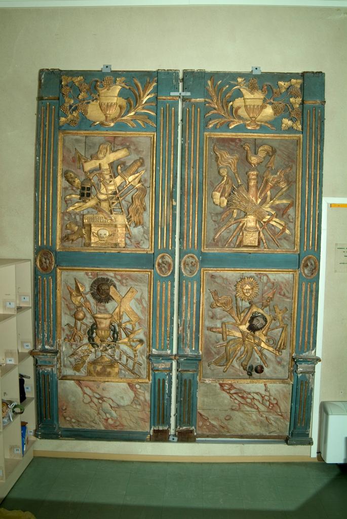 Vue d'ensemble des 2 lambris de revêement présentant une iconographie liée à la Passion du Christ.