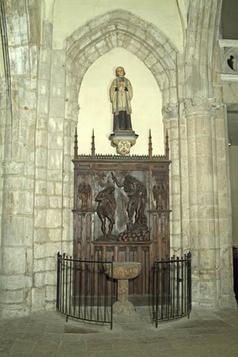 Décor de la chapelle des fonts baptismaux : clôture, fonts baptismaux (cuve baptismale à infusion), retable architecturé de style néo-gothique