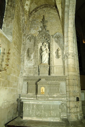 Autel secondaire de la Vierge, de style néo-gothique : autel tombeau, gradin d'autel, tabernacle architecturé, retable architecturé à niche avec ses deux statuettes : Anges tenant un monogramme