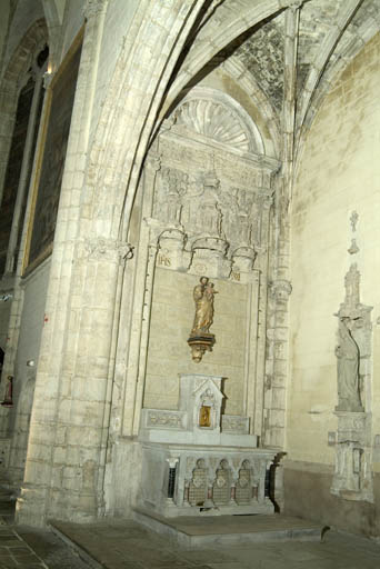 Décor de la chapelle des Pomairols : dalle funéraire, autel secondaire de saint Joseph (autel tombeau, tabernacle architecturé), retable architecturé, lavabo en niche, haut-relief et 4 chapiteaux