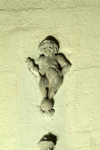 Détail du putti surmontant le lavabo en niche, calcaire, milieu 16e siècle.