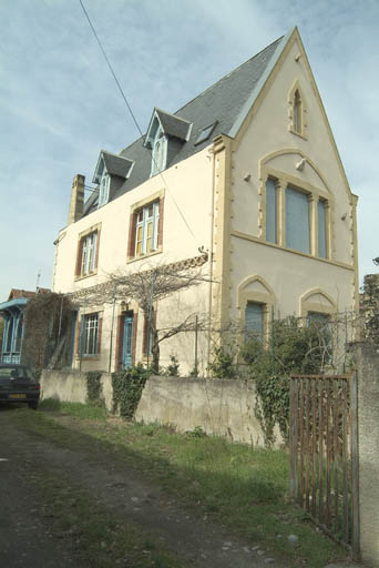 Vue de la maison depuis le sud-est.