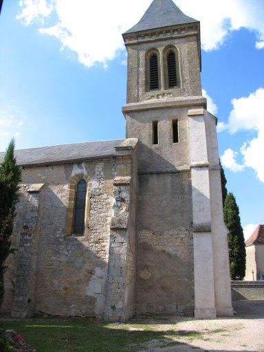 Clocher et première travée de la nef vus depuis le sud.