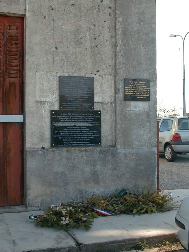 Vue d'ensemble des trois plaques actuellement fixées sur le mur de la gare.