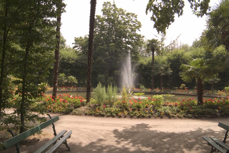 jardin inférieur : le bassin circulaire central, orné d'une végétation à caractère exotique.