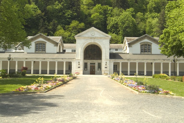 Vue d'ensemble de l'entrée principale et de la colonnade extérieure.