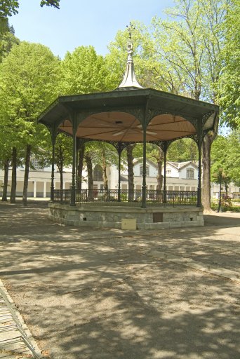 Kiosque à musique en architecture de fonte, sur l'Esplanade des Quinconces.