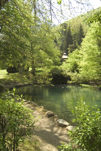 Au centre du parc romantique, la pièce d'eau directement alimentée par les sources de la montagne.