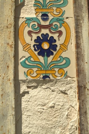 Gare de l'ancien funiculaire : détail de décor en terre cuite émaillée.