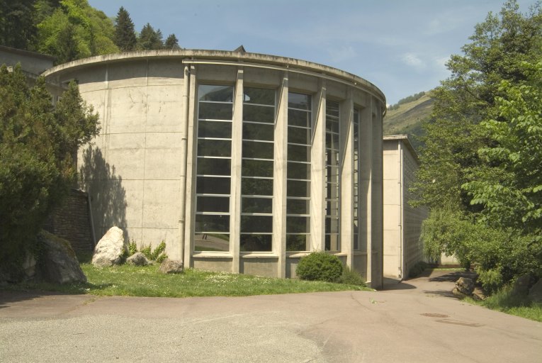 Vue extérieure de la piscine en rotonde vitrée du vaporium.