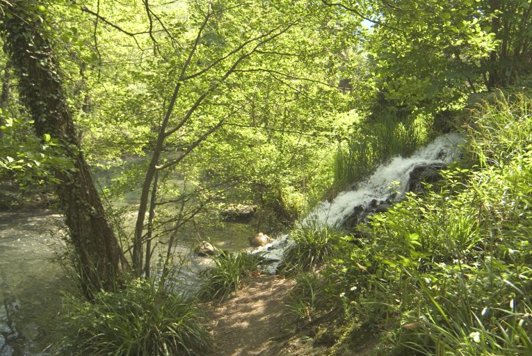 Cascade d'alimentation de la pièce d'eau, provenant des sources thermales voisines.