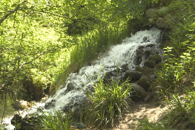 Cascade d'alimentation de la pièce d'eau provenant des sources thermales de la montagne.