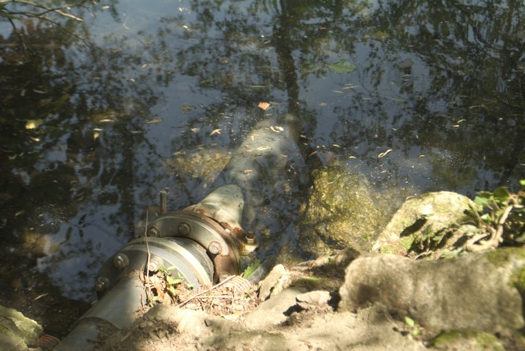 Conduite de trop-plein des eaux thermales.