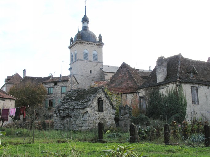 L'église au centre du bourg, vue depuis le nord-est.