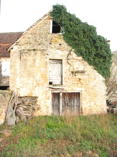Félines. Maison à demi-croisée à appui saillant (17e siècle ?).