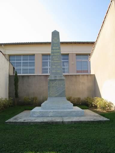 Vue d'ensemble depuis le nord du monument dédié aux sportifs morts en 1914-1918 et 1939-1945 et inauguré le 9 mai 1920.