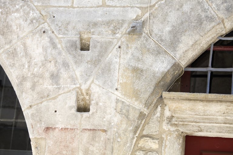 Façade sur la rue de la Pélisserie, emplacements des supports du auvent.
