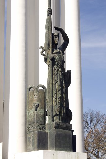 Vue de la figure allégorique devant le monument aux morts.