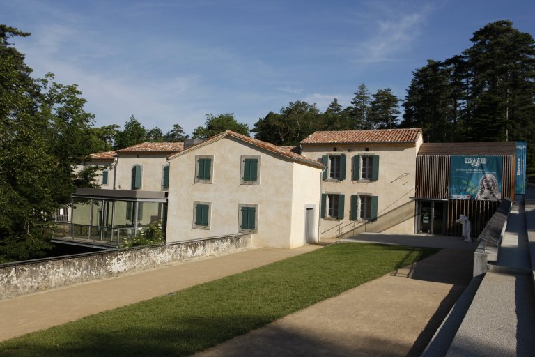 L'ancienne Maison de Saint-Ferréol après restauration : vue d'ensemble depuis le sud.