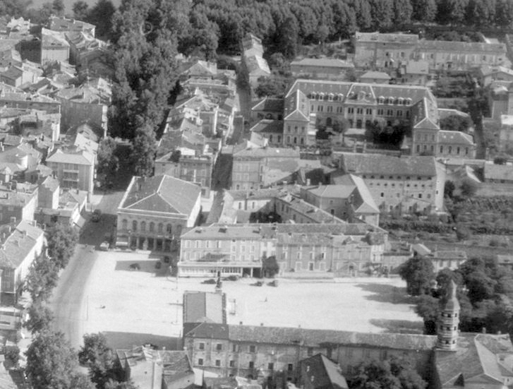 Au centre de l'image, le théâtre, l'ancienne gendarmerie et le couvent des ursulines vus depuis le nord en 1949.