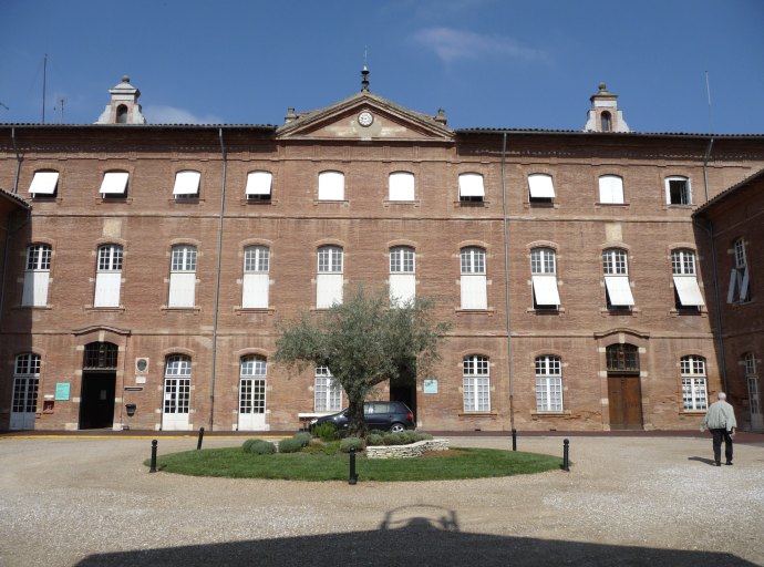 Façade sur la cour intérieure.