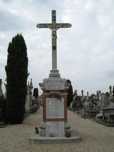 Vue d'ensemble depuis l'est, du monument aux morts (croix de cimetière).