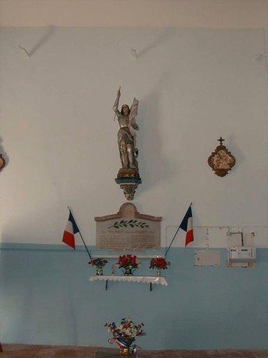 Vue d'ensemble du monument aux morts situé contre le mur intérieur ouest de l'église paroissiale.