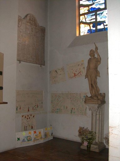 Ensemble du monument aux morts, plaque commémorative de la guerre de 1914-1918 et la statue (petite nature) de Jeanne d'Arc sur une console.