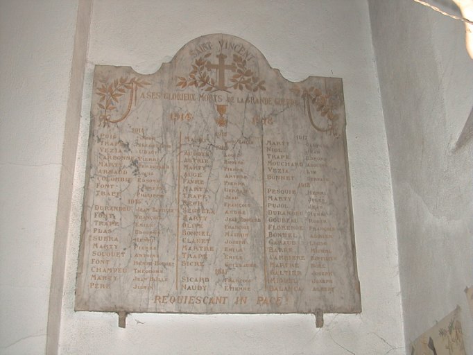 Ensemble du monument aux morts, plaque commémorative de la guerre de 1914-1918 et la statue (petite nature) de Jeanne d'Arc sur une console.