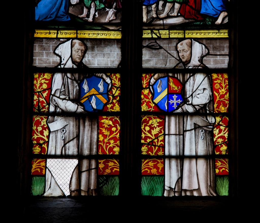 Salle capitulaire, baie d'axe, détail de deux chartreux debout, tenant des armoiries.
