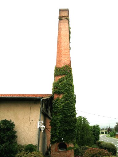 Vue de la cheminée depuis l'est.