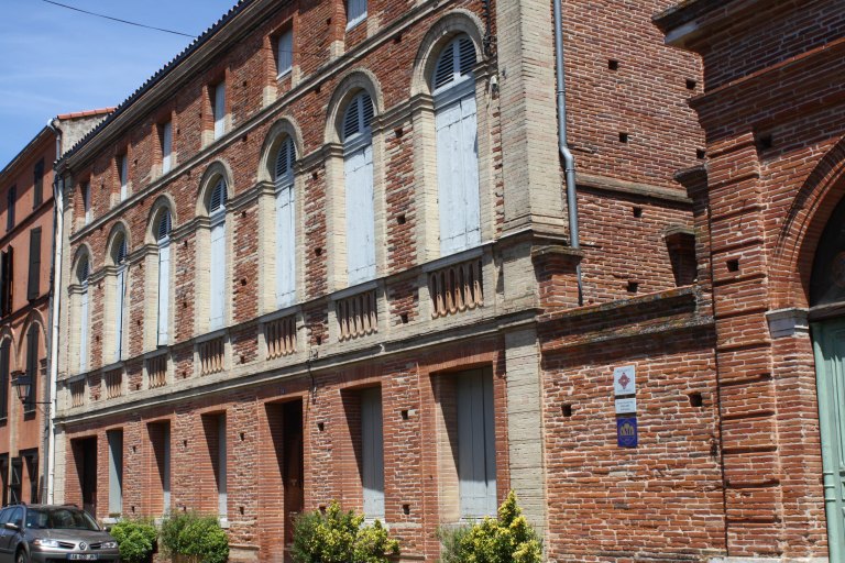 Vue d'ensemble de la façade du 19e siècle.