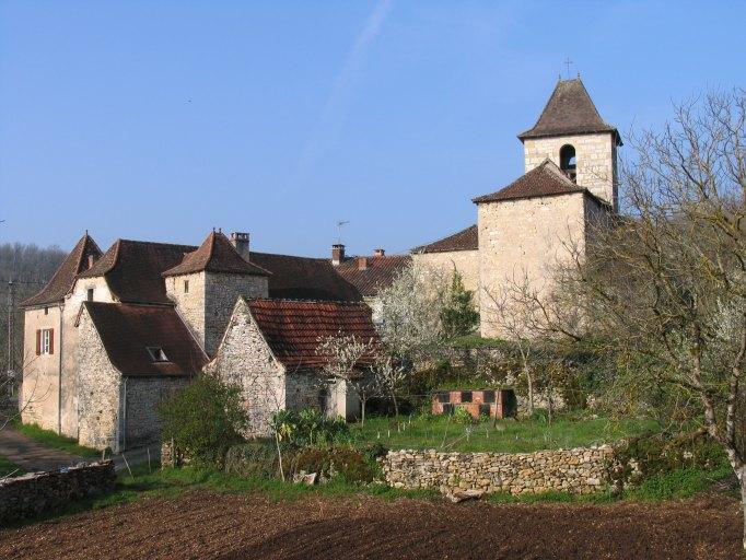 Vue de l'église et des maisons voisines depuis l'est.