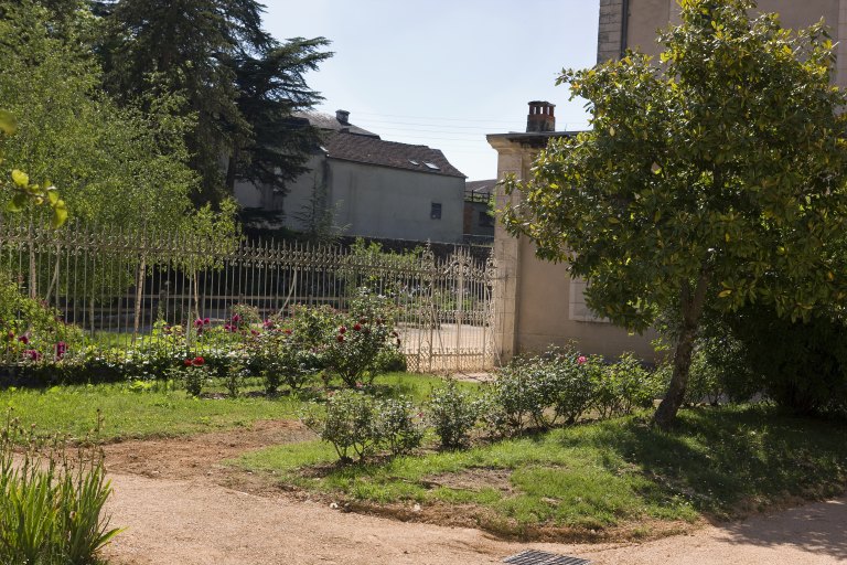 Vue intérieure du jardin du cloître.