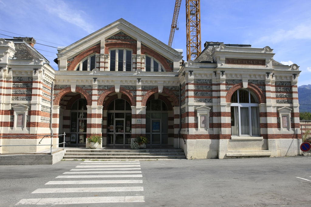 Façade principale sous fronton : détail.