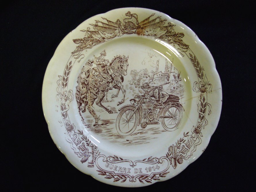 Série de 12 assiettes à dessert imprimées " GUERRE DE 14 "