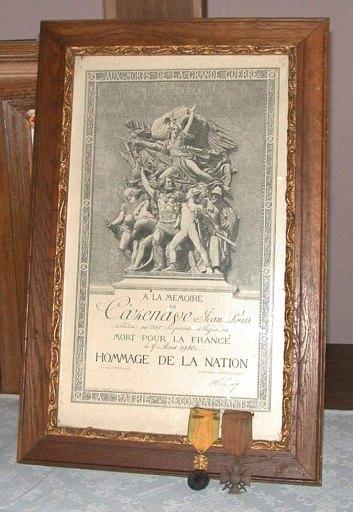 Vue d'ensemble du tableau commémoratif et des deux médailles.