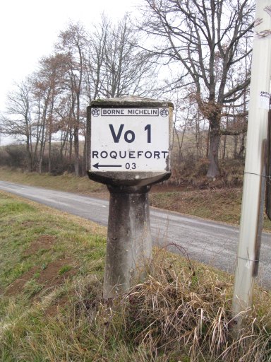 Vue d'ensemble depuis l'est de la borne routière édifiée en 1930.