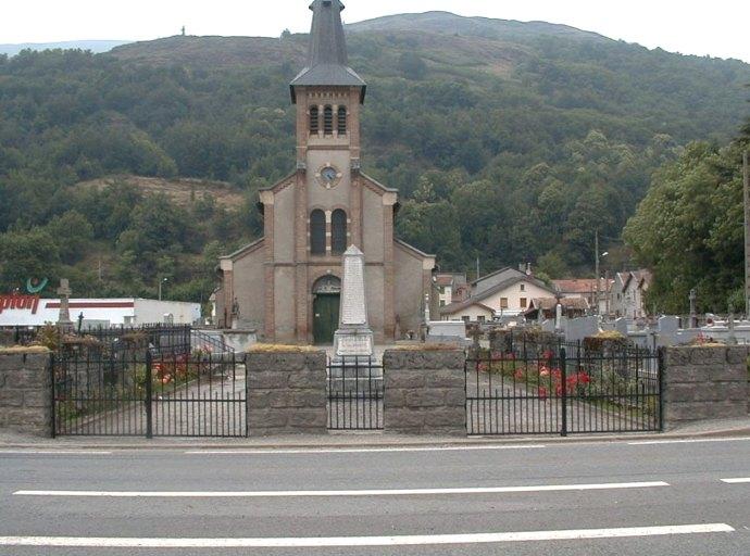 Vue d'ensemble, en 2002 et depuis le sud, du monument aux morts érigé en 1921.