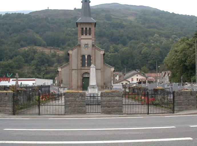 Vue d'ensemble, en 2002 et depuis le sud, du monument aux morts érigé en 1921.