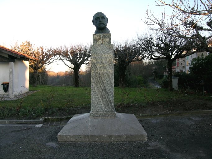 Vue d'ensemble depuis l'ouest du monument commémoratif de Paul Laffont.