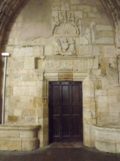 Angle sud-est : détail de la porte du portail d'entrée de la chapelle.