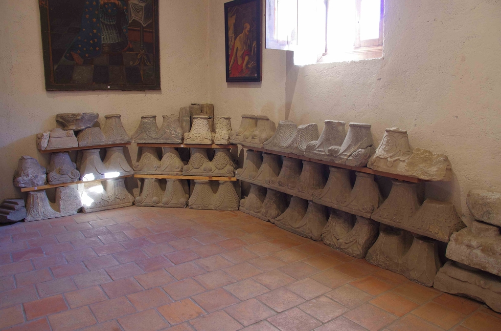 Ensemble de chapiteaux et socles d'architecture de l'ancien cloître