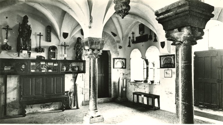 Ancienne salle capitulaire de l'abbaye de bénédictins Saint-Savin, actuellement musée