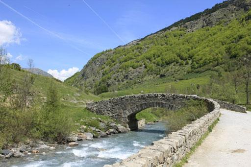 Vue d'ensemble du pont de Nadau dans la direction de Gavarnie.