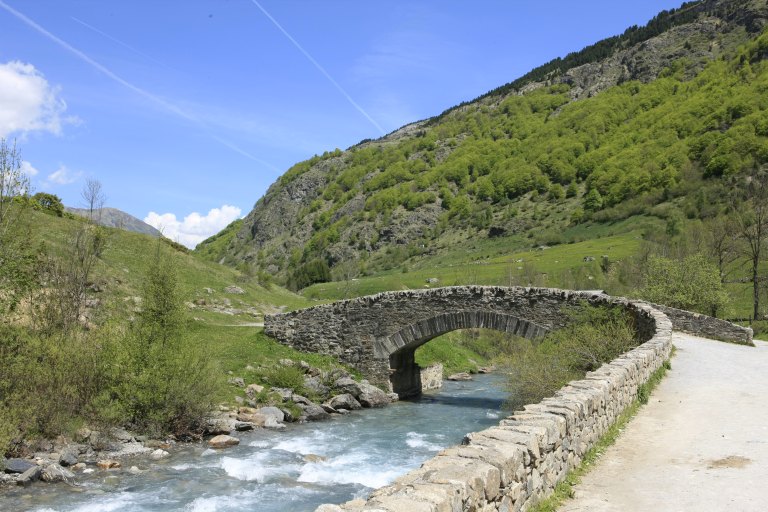 Vue d'ensemble du pont de Nadau dans la direction de Gavarnie.