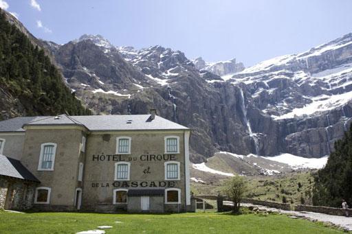 Vue de la façade nord de l'hôtel, côté arrivée depuis le chemin d'accès.