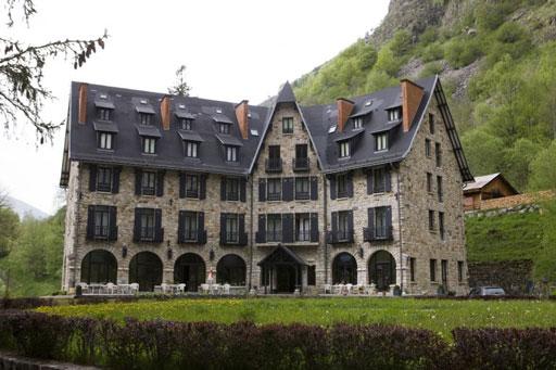 Vue d'ensemble des façades principales, avec le pignon central entre les deux ailes ouest et est.