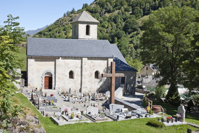 Le côté sud de l'église, vu depuis le cimetière.